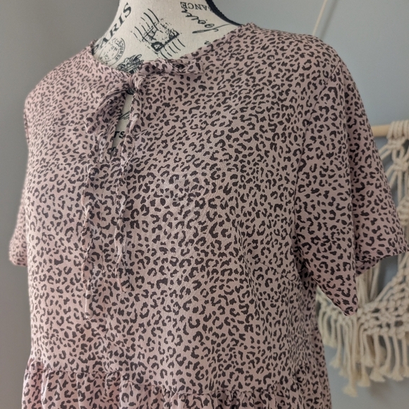 2/$20 Cute dress Pink Cheetah Tiered Shirt Sleeve Tie Front Medium - Picture 5 of 7